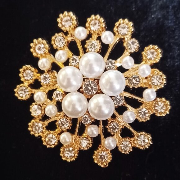 Pearl & Rhinestone Broooch - Picture 1 of 3